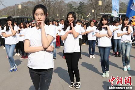 武契奇深夜给中国建筑工人送夜宵